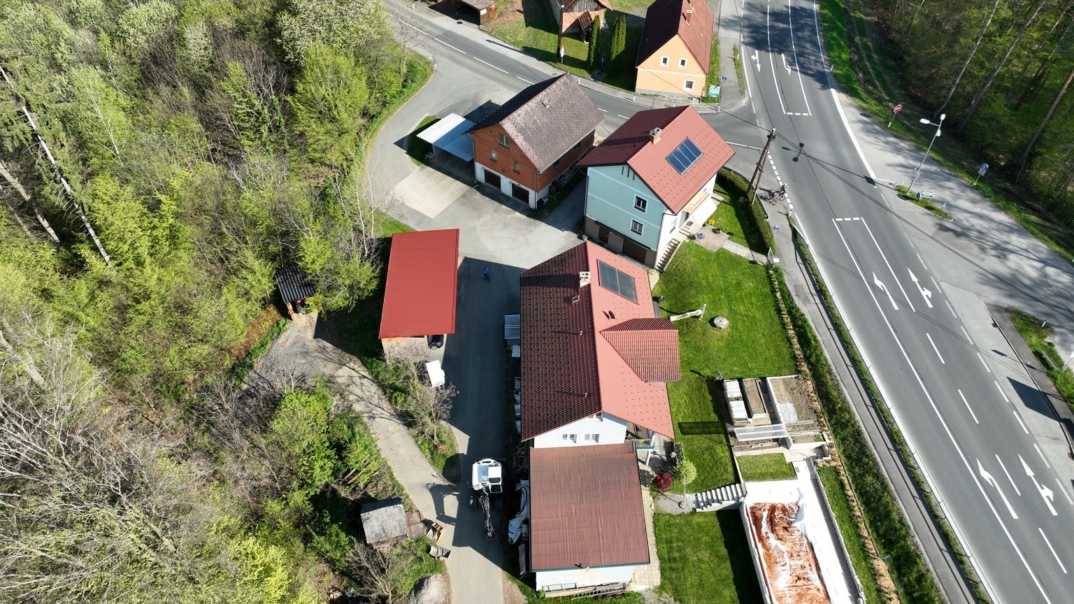Senkrechte Luftaufnahme eines Wohnhauses und Grundstücks